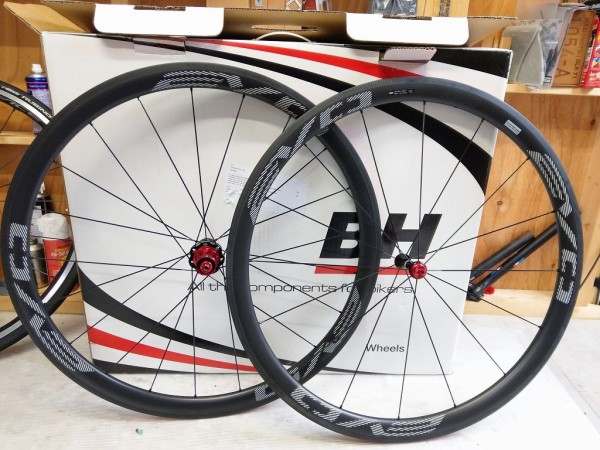 漆黒の回転体 BH EVO38 カーボン チューブレスレディ ホイール その1