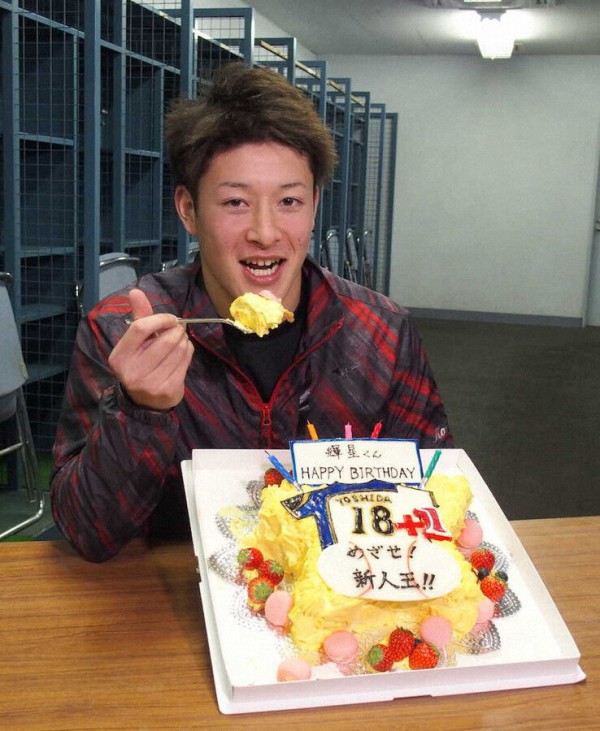 朗報 吉田輝星 19歳の誕生日は日付が変わった瞬間に柿木からケーキのプレゼント ファイターズ王国 日ハムまとめブログ