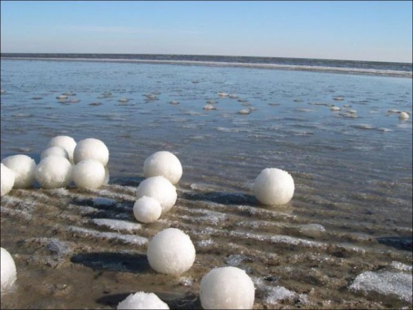 湖に氷のボール アメリカのミシガン湖で発見された不思議な自然現象 フィストリア
