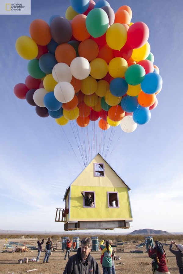 300個もの風船で家を飛ばすことに成功 カールじいさんの空飛ぶ家 を現実でやってみた フィストリア