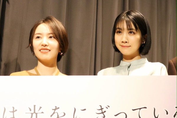 私 は 光 を にぎっ て いる