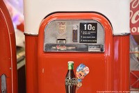 □当時のCoca Colaベンディングマシーンで懐かしのボトルコーラを