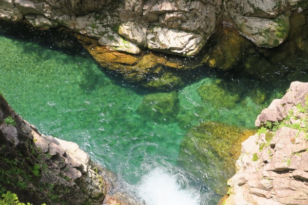 エメラルドグリーンの煌めきが眩しい 川浦渓谷 岐阜県関市板取 やまさんがくる