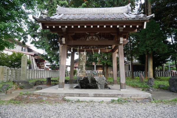 手水舎に浮かぶ紫陽花が人気 岐阜市にある若江神社 やまさんがくる