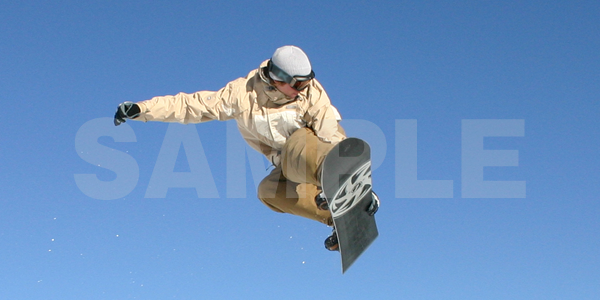無料のかっこいいスノーボードをしているスノーボーダーの人物写真フリー素材 マジですごいです フリー素材まとめ