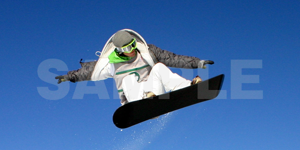 無料のかっこいいスノーボードをしているスノーボーダーの人物写真フリー素材 マジですごいです フリー素材まとめ