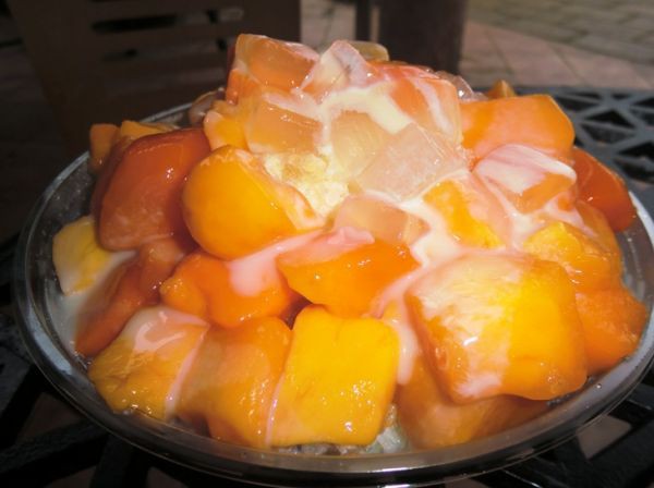 フルーツカフェの マンゴーかき氷 沖縄の観光施設 ｏｋｉｎａｗａフルーツらんど