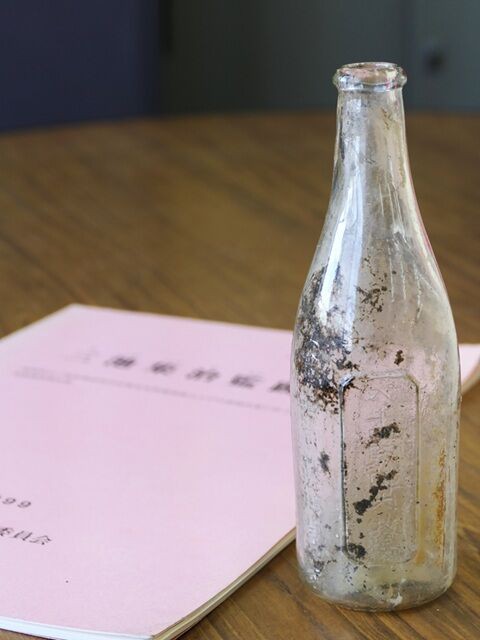 三池集治監跡で発掘された牛乳ビンを見せていただきました。 : 愛しの