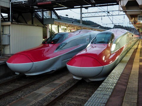 単線の在来線を走る秋田新幹線こまち ふらふら関西