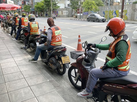 タイ バンコクのバイクタクシー : ふらふら関西