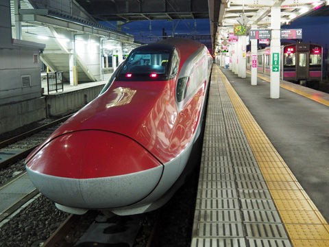 単線の在来線を走る秋田新幹線こまち ふらふら関西