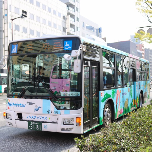 福岡市動物園のラッピングバスに カワウソ号 チンパンジー号 が登場 無料シャトルバスは3 5月の日祝gwに運行 フクオカーノ 福岡の情報サイト