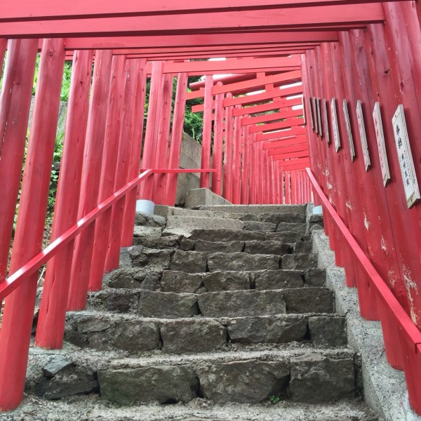 Cnn 15年 日本の最も美しい場所31選 山口県長門市の 元乃隅稲成神社 朱色の鳥居と青い海と緑の岬 フクオカーノ