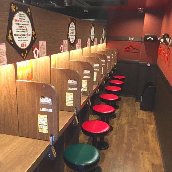 一蘭 太宰府参道店」レポート。受験合格の縁起を担ぎ、五角形の合格