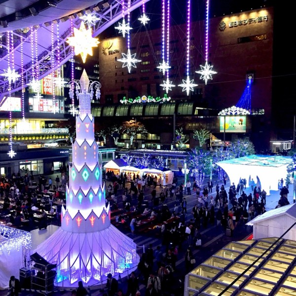 Jr博多駅前広場で クリスマスマーケット In 光の街 博多 16開催 カフェレストランもオープン 12 25 日 まで フクオカーノ 福岡の情報サイト