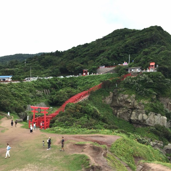 Cnn 15年 日本の最も美しい場所31選 山口県長門市の 元乃隅稲成神社 朱色の鳥居と青い海と緑の岬 フクオカーノ