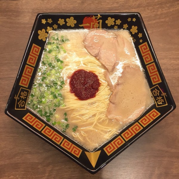 一蘭 太宰府参道店」レポート。受験合格の縁起を担ぎ、五角形の合格