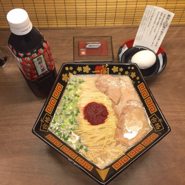 一蘭 太宰府参道店」レポート。受験合格の縁起を担ぎ、五角形の合格