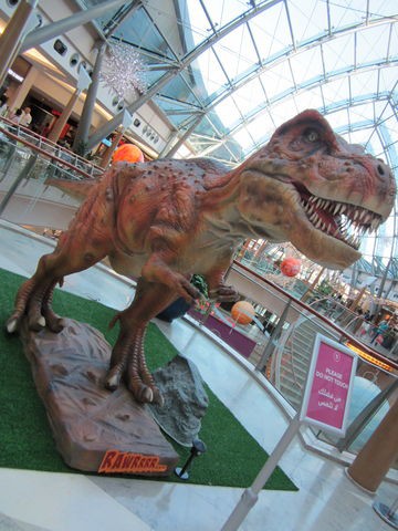 歩く恐竜は怖い 写真 絶叫大泣き息子に爆笑する母 Return Of The Dinosaurs 展 Burjumanmall ドバイで私も考えた