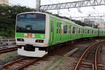 リラックマ」10周年がすごい 山手線にグッズ、カフェと続々話題