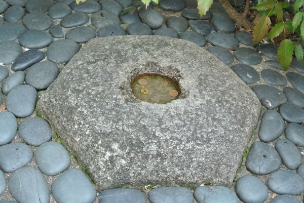 佐久島の石】真ん中のくぼみがかわいい石（佐久島の石真ん中の
