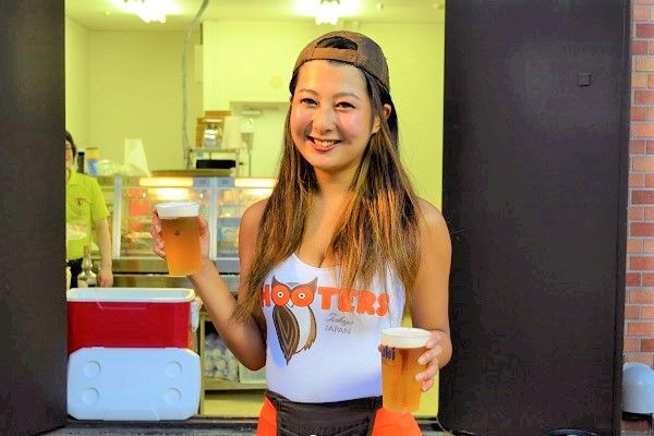HOOTERS ピンバッジ food140419_miss-hooters_main-