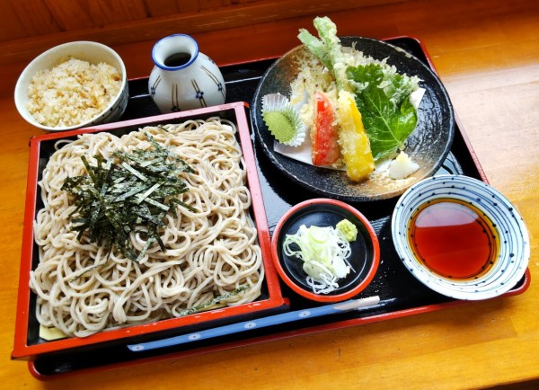 茨城県 石岡市 里のめぐみ 直売所の2階に在る山を眺めるお蕎麦屋さん 大食いグルメなランチ