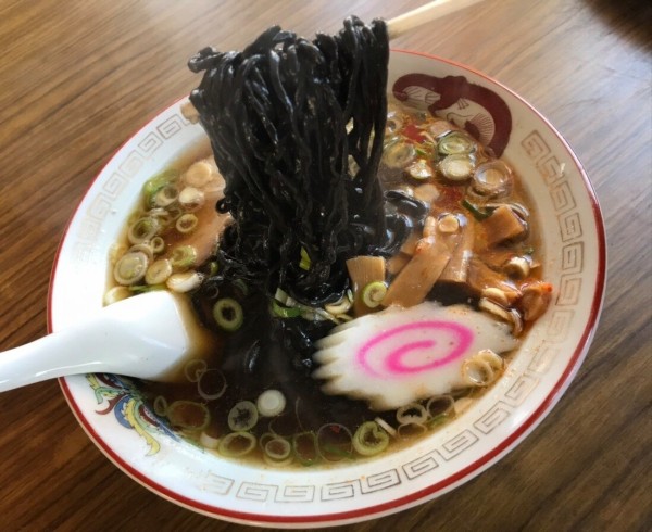 茨城県 つくば市 満福食堂 黒い麺のイカスミラーメンと 皮から手作り餃子 大食いグルメなランチ