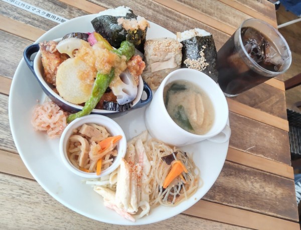 茨城県 つくば市 カフェ クレマチス おむすび3個でおかずも美味しいワンプレート 大食いグルメなランチ