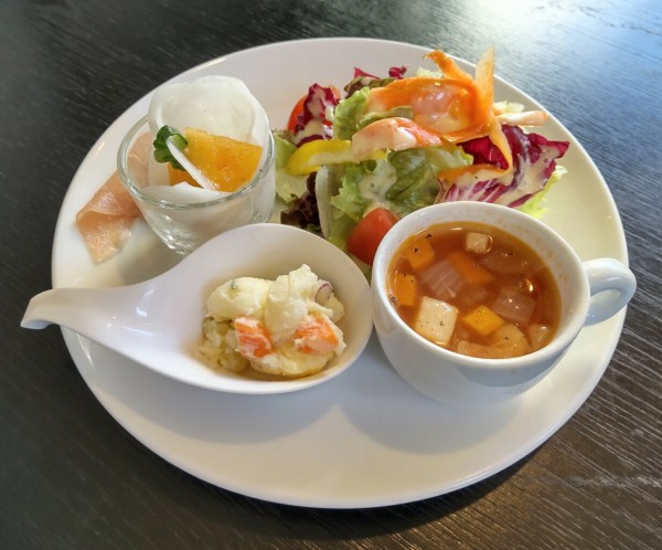 栃木県 宇都宮市 食工房 Moga 宇都宮駅東口近くでお得なオードブルサラダ付きポークガーリックソテーランチ 大食いグルメなランチ