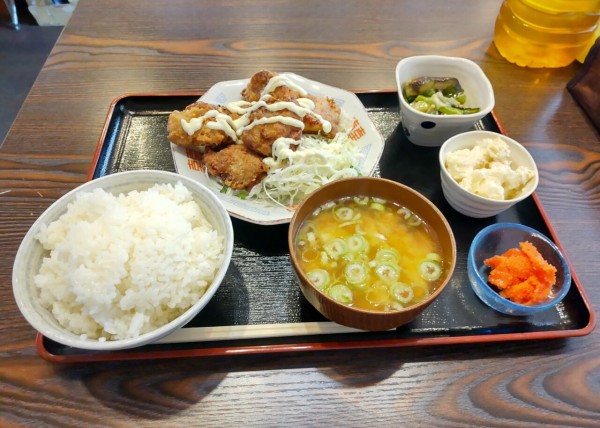 茨城県 土浦市 吉田酒場 居酒屋の から揚げ定食が 3つの手作り小鉢付きでワンコイン 大食いグルメなランチ