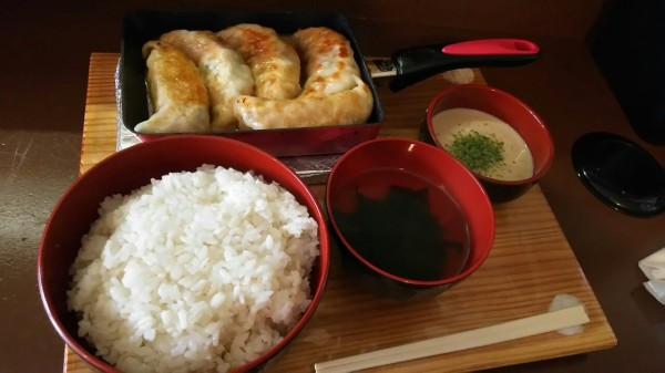 茨城県 土浦市 餃子や まっちゃん とデカい餃子が玉子焼き用のフライパンで焼いて出てくるお店です 大食いグルメなランチ