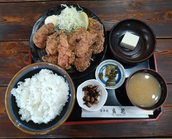 茨城県 古河市 良花 山盛りの唐揚げ定食が どんぶり飯で腹パン 大食いグルメなランチ