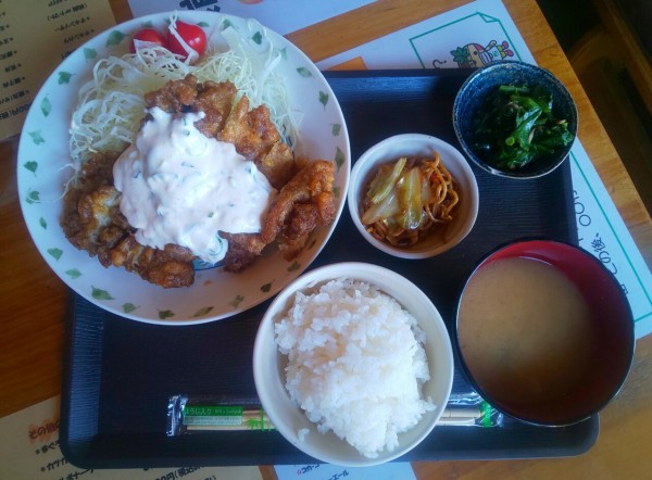 栃木県 下都賀郡壬生町 アミューズ ワンコインでご飯とお味噌汁をおかわり出来る肉厚ジューシーなチキン南蛮定食 大食いグルメなランチ