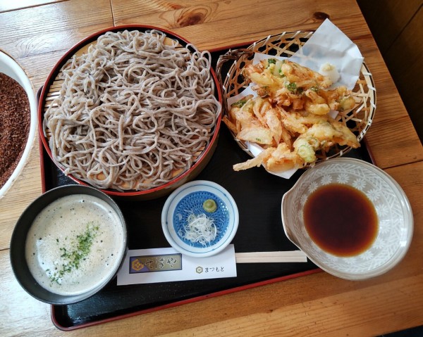 栃木県 下都賀郡壬生町 そばや まつもと 穴場なお蕎麦屋さんで 大盛りのにら蕎麦とかき揚げ 大食いグルメなランチ
