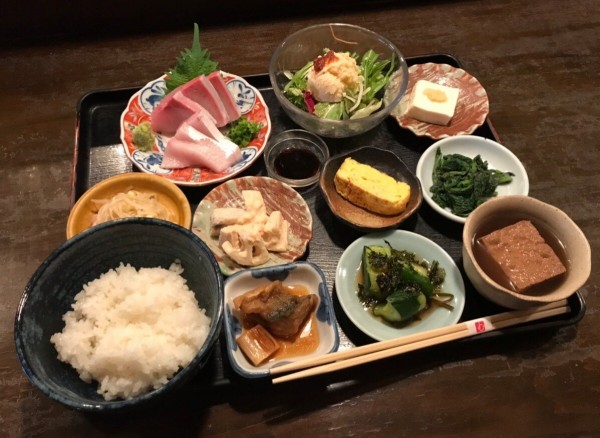 茨城県 土浦市 くいもの屋 夢舎 土浦駅前の居酒屋さんで小鉢郡のランチ 大食いグルメなランチ