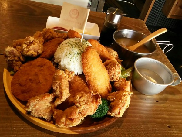 栃木県 小山市 Cafe Q 富士山 を揚げ物で再現したデカ盛りメニューです 大食いグルメなランチ