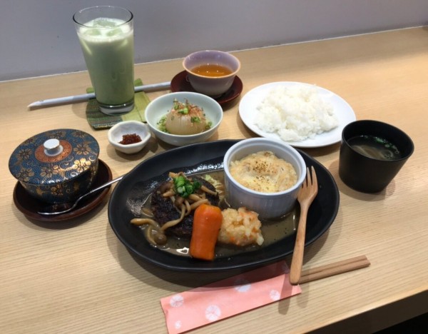 茨城県 坂東市 のむらの茶園 のむカフェ お茶工場のカフェで 限定常陸牛のハンバーグと 煎茶ラテセット 大食いグルメなランチ