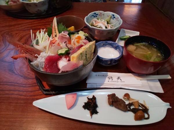 栃木県 佐野市 鶴天 海鮮丼がランチ750円という破格値 大食いグルメなランチ
