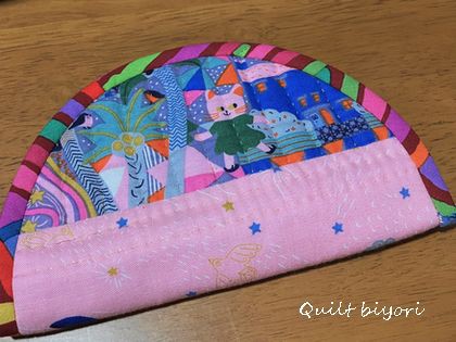 ケイフファセットさんのカラフル生地でパイピングを : 猫日和。キルト