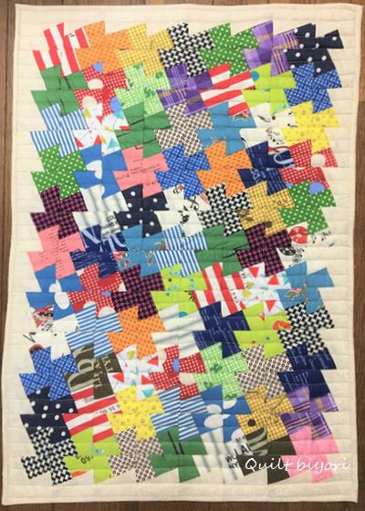 真四角なカラフルなキルトタペストリー 真四角なカラフルなパターンのキルトタペストリー