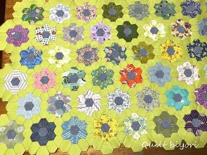 フラワーガーデン パッチワークキルト タペストリー フラワーガーデンのタペストリー＆誰ですか？ : 猫日和。キルト日和。