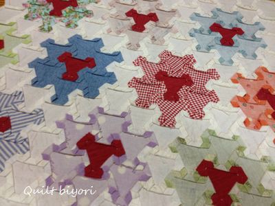 ヘキサゴン　フラワーガーデンのキルトトップ　型紙付き　パッチワーク　ハンドメイド ヘキサゴン フラワーガーデンのキルトトップ 型紙付き パッチ