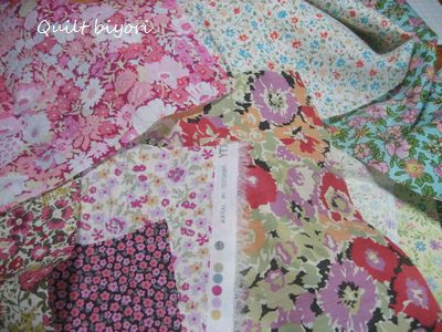 パッチワークキルト 花柄 ヨーヨーキルト タペストリー 花と少女と