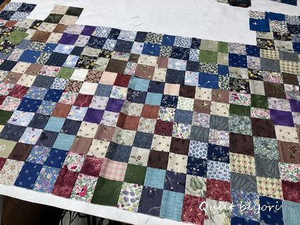 シックな秋色で四角つなぎ進んでいます。 : 猫日和。キルト日和。