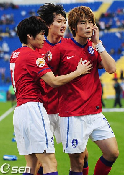 サッカー 浦和レッズ 紅白戦で乱闘 李忠成が関根貴大を首投げ 連敗脱出へ本気 フットボールまとめ