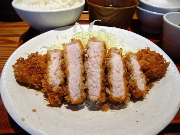 池袋の とんかつは飲み物 で デカ盛りとんかつ定食 Gakudaiの週末はデカ盛り