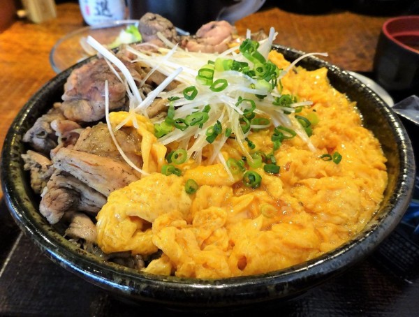 水天宮前の ぼんぼり で デカ盛り炭火焼親子丼 Gakudaiの週末はデカ盛り