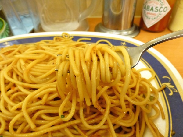ニョキニョキパスタです □新橋の「スパゲッティキング」で、デカ盛り醤油スパゲッティ