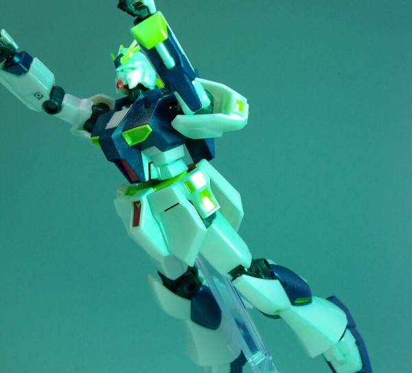 発色 サンプル画像 EG νガンダム（サイコフレーム発光イメージカラー）レビュー